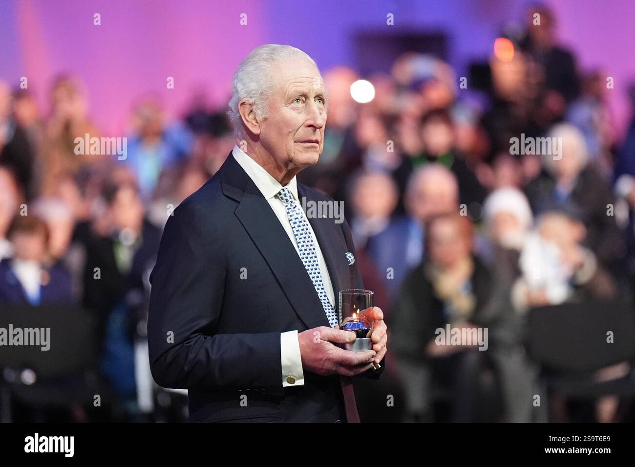 Re Carlo III posa una candela durante le commemorazioni ad Auschwitz-Birkenau in Polonia per celebrare i 80 anni dalla liberazione del campo di concentramento il 27 gennaio 1945. Data foto: Lunedì 27 gennaio 2025. Foto Stock
