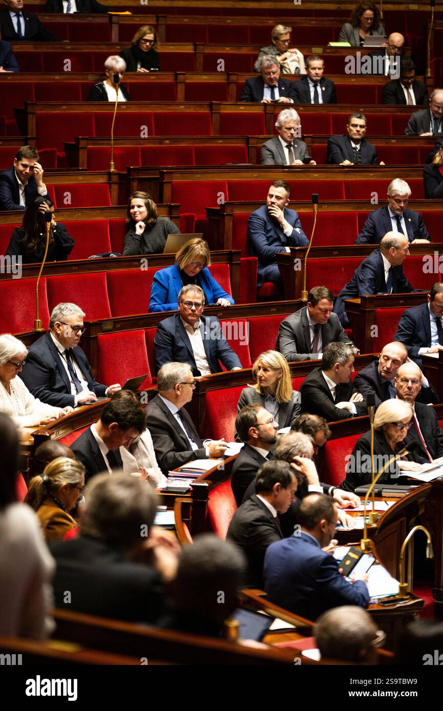 Parigi, Francia. 22 gennaio 2025. Visione generale dell'emiciclo durante la sessione delle interrogazioni al governo francese all'Assemblea nazionale. Una sessione settimanale di interrogatori sul governo francese si svolge all'emiciciclo dell'Assemblea nazionale. (Immagine di credito: © Telmo Pinto/SOPA Images via ZUMA Press Wire) SOLO PER USO EDITORIALE! Non per USO commerciale! Foto Stock