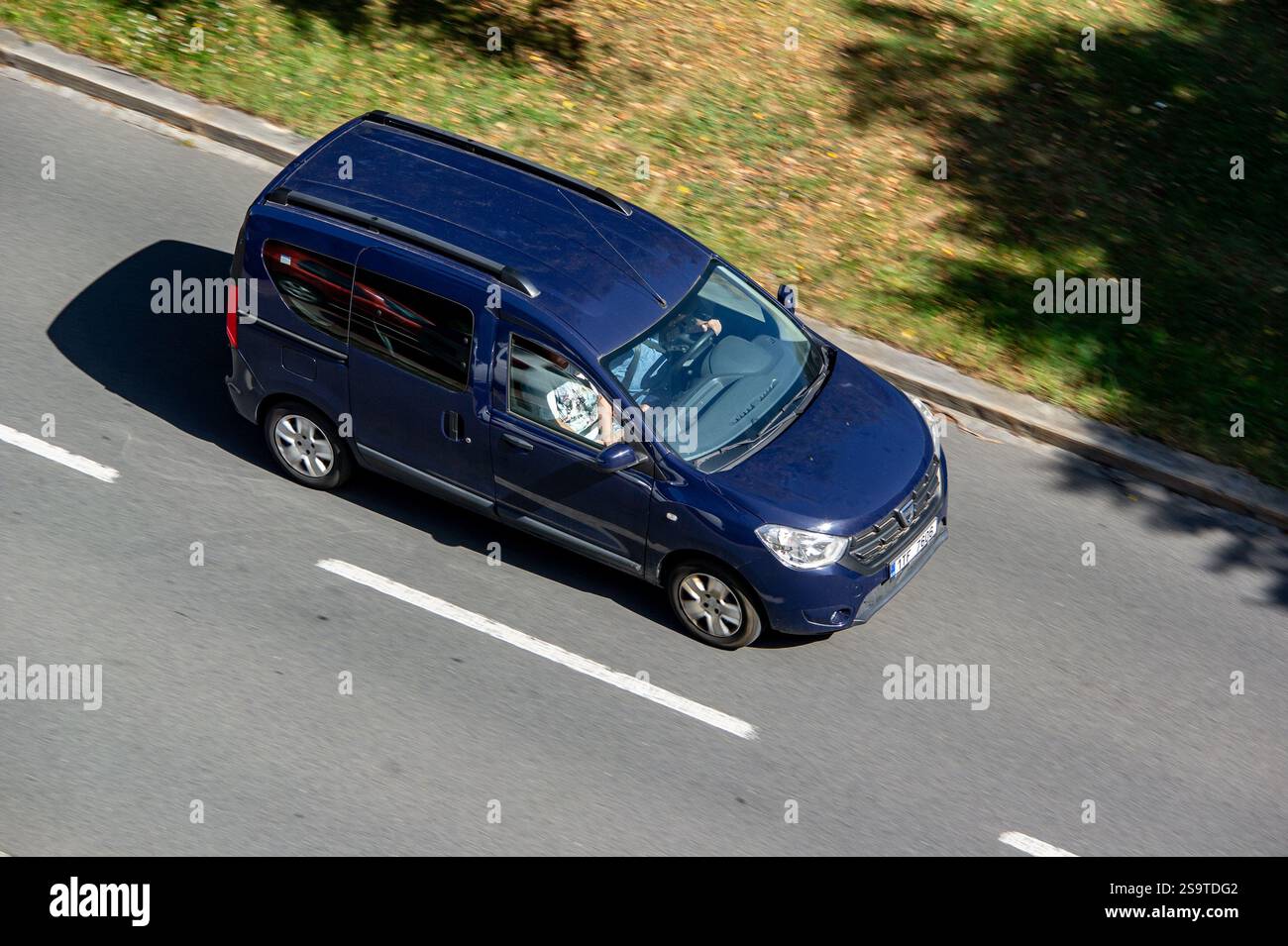 OSTRAVA, CECHIA - 6 AGOSTO 2024: Furgone di prima generazione Blue Dacia Dokker, autovettura con effetto di sfocatura del movimento Foto Stock