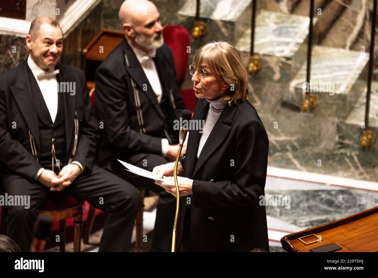 Parigi, Francia. 22 gennaio 2025. Valérie Létard, ministro associato al ministro della pianificazione regionale e del decentramento con responsabilità per l'edilizia abitativa, interviene durante la sessione delle interrogazioni rivolte al governo all'Assemblea nazionale. Una sessione settimanale di interrogatori sul governo francese si svolge all'emiciciclo dell'Assemblea nazionale. (Immagine di credito: © Telmo Pinto/SOPA Images via ZUMA Press Wire) SOLO PER USO EDITORIALE! Non per USO commerciale! Foto Stock