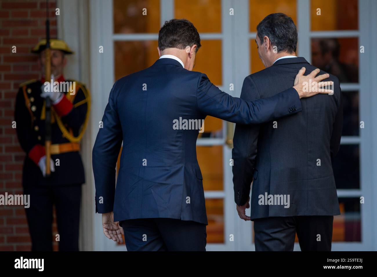 Madrid, Madrid, Spagna. 27 gennaio 2025. Mark Rutte, Segretario generale della NATO, mette la mano sul retro di Pedro Sanchez, Presidente del governo spagnolo durante una visita ufficiale al Palazzo Moncloa di Madrid. (Immagine di credito: © Luis Soto/ZUMA Press Wire) SOLO PER USO EDITORIALE! Non per USO commerciale! Crediti: ZUMA Press, Inc./Alamy Live News Foto Stock