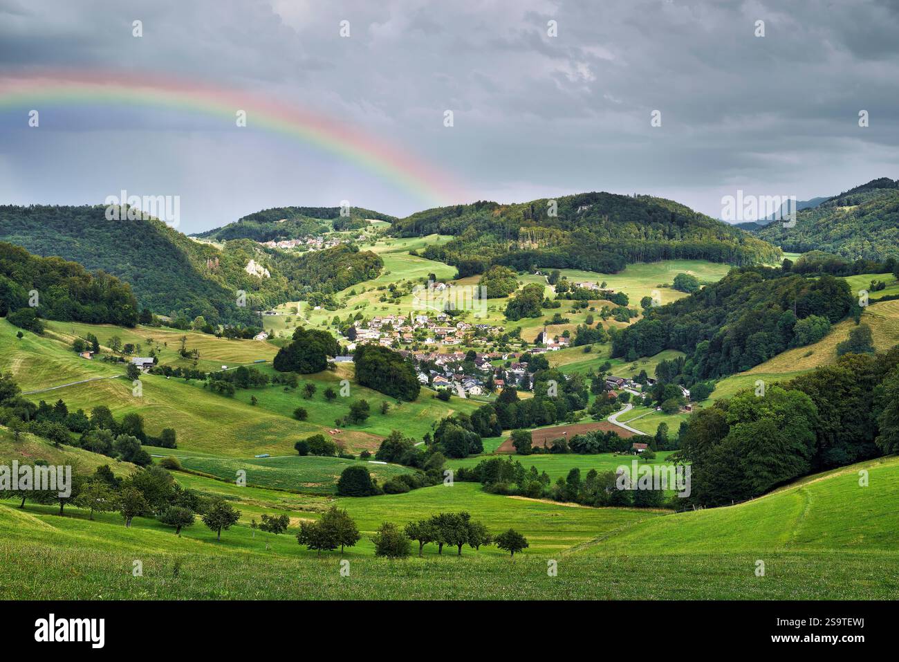 Atmosfera di tempesta sopra il piccolo villaggio di Reigoldswil nel Canton Baselland Foto Stock