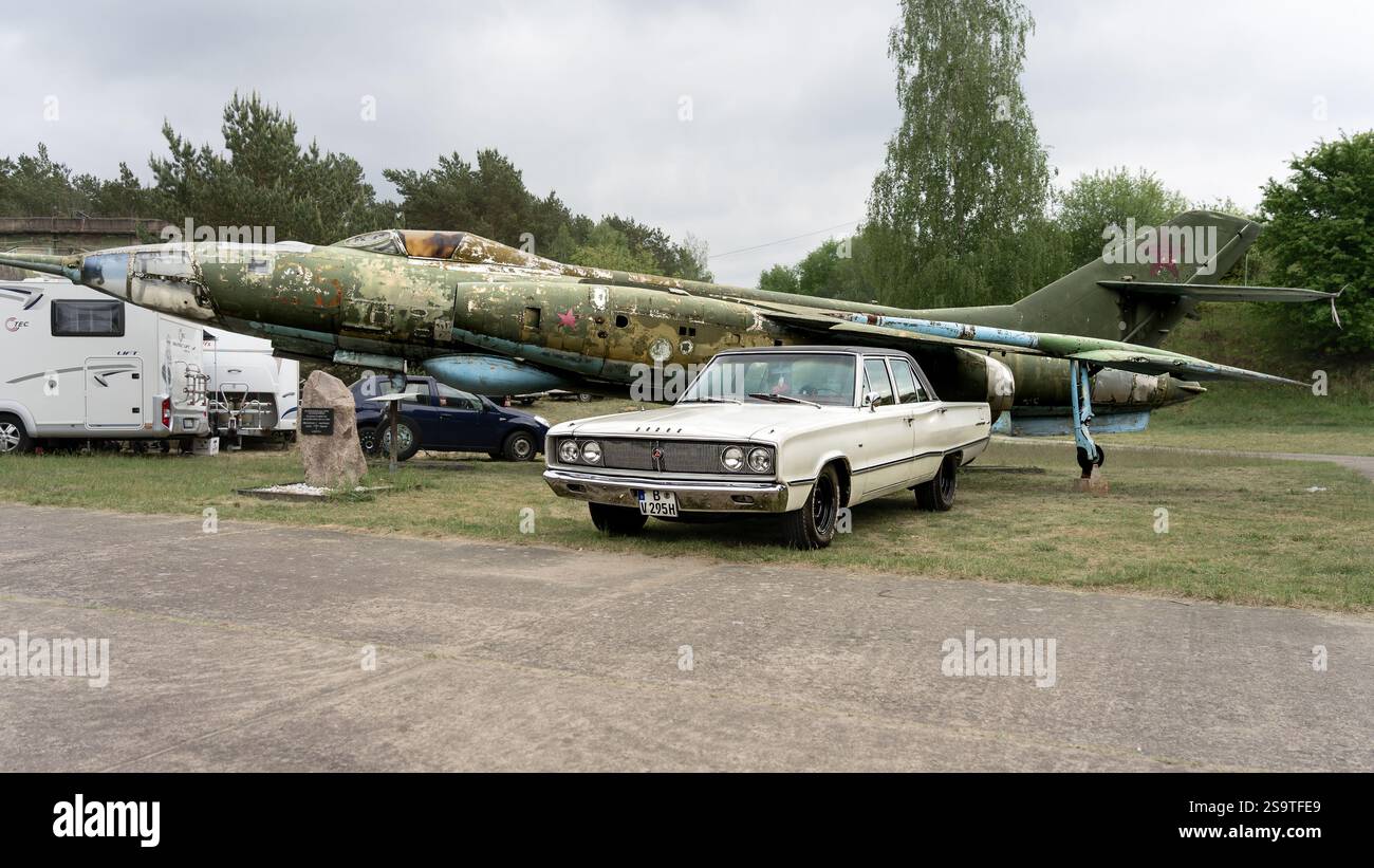 L'auto di medie dimensioni Dodge Coronet (quinta generazione) sullo sfondo dell'aereo militare sovietico Yakovlev Yak-28. Foto Stock
