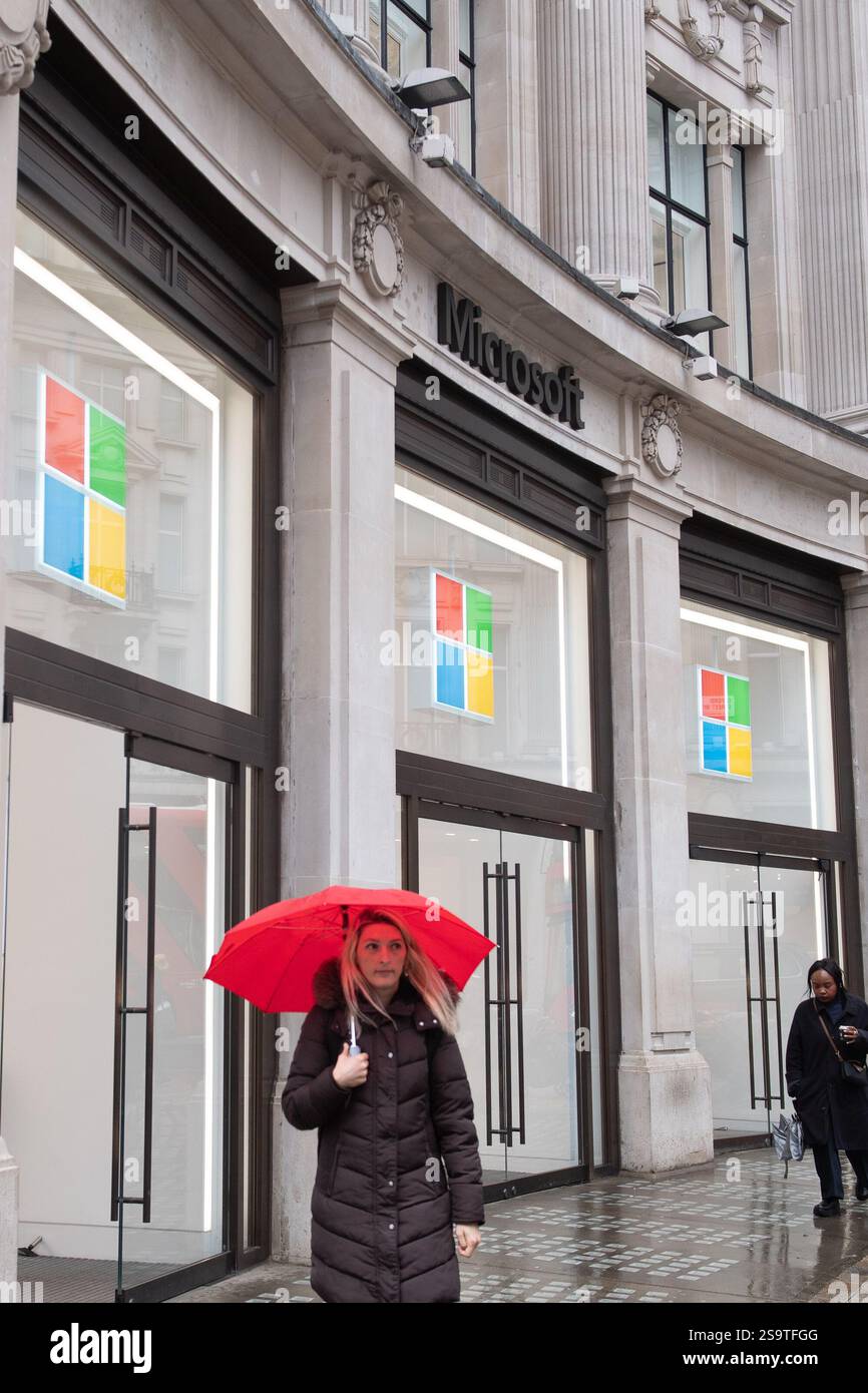 Londra, Regno Unito. 27 gennaio 2025. Una visione generale del Flagship UK Experience Centre di Microsoft a Oxford Circus, che l'azienda ha annunciato chiuderà i battenti il mese prossimo, sei anni dopo la sua apertura nel luglio 2019, in modo che l'azienda possa concentrarsi maggiormente sulla crescita digitale. Credito: Justin ng/Alamy Live News Foto Stock