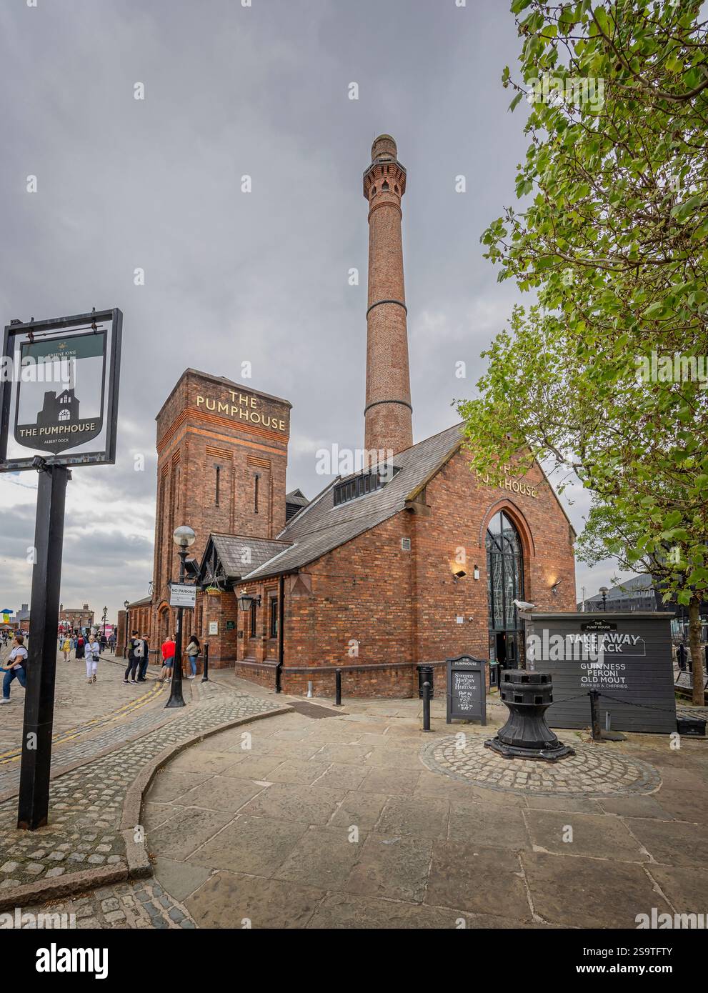 Il pub Pump House in una convertita Victorian Pumphouse presso l'Albert Docks, Liverpool, Lancashire, il 20 maggio 2024 Foto Stock