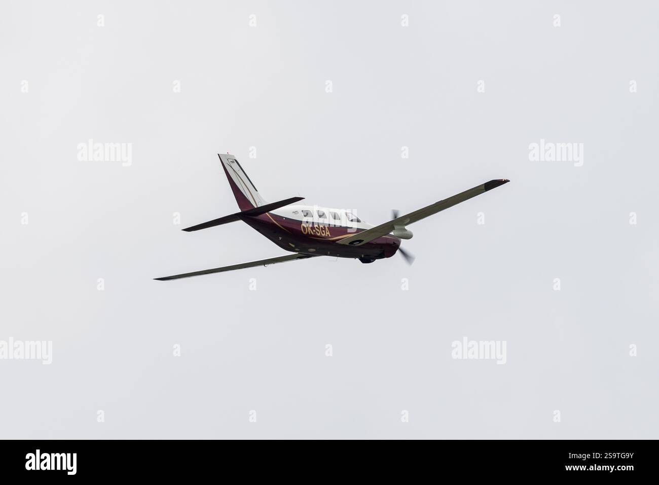 FINOWFURT, GERMANIA - 11 MAGGIO 2024: Un aereo leggero Piper PA-46 in volo. Foto Stock