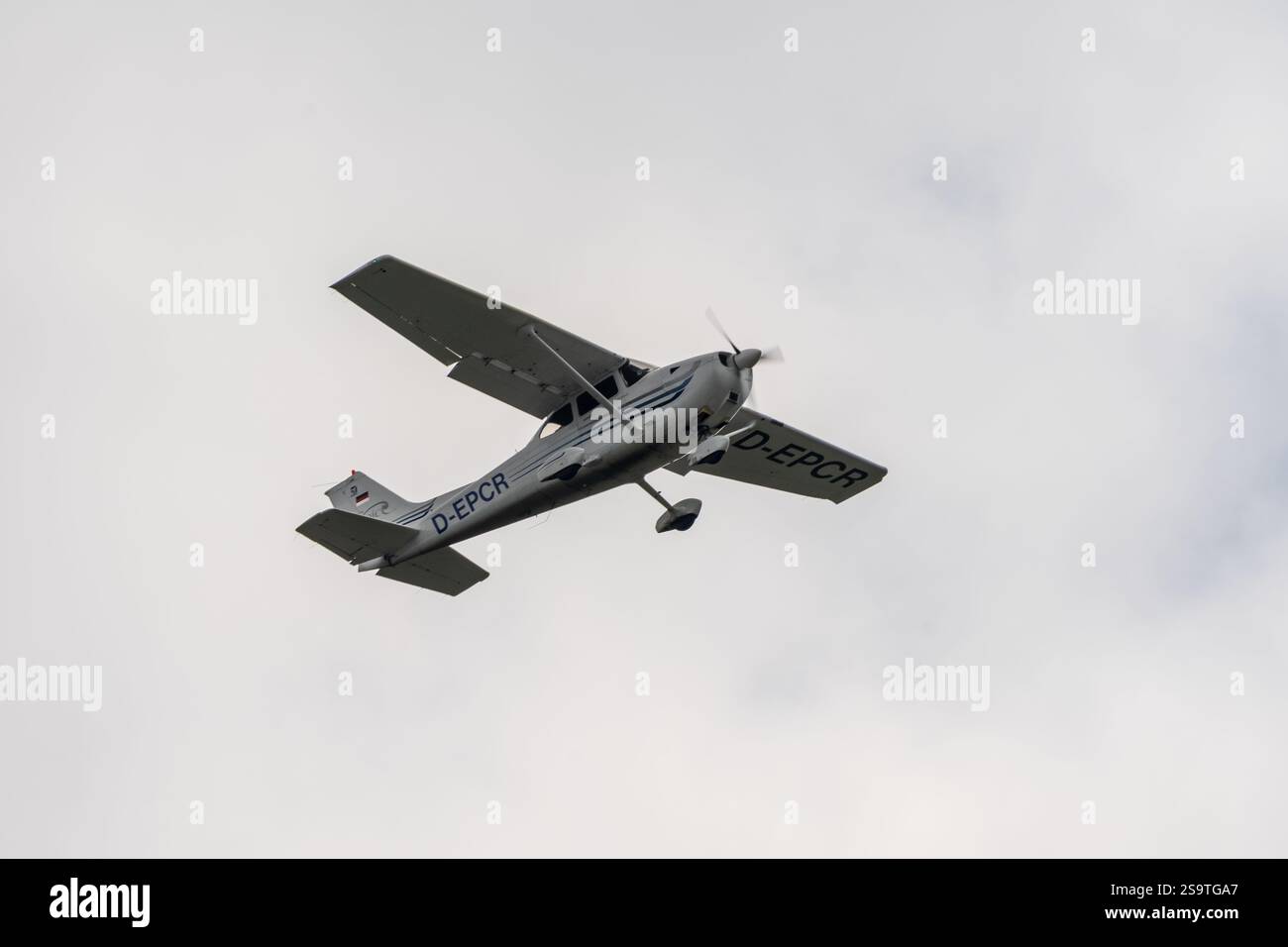 FINOWFURT, GERMANIA - 11 MAGGIO 2024: Aereo civile Cessna 172S Skyhawk SP in volo. Foto Stock