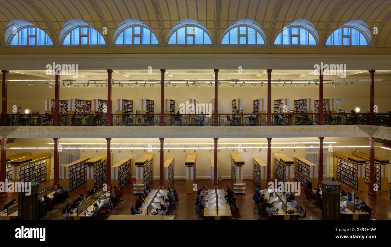People Reading and study Melbourne State Library Victoria (SLV), aperta nel 1856, è una delle più antiche biblioteche pubbliche in Australia. Foto Stock