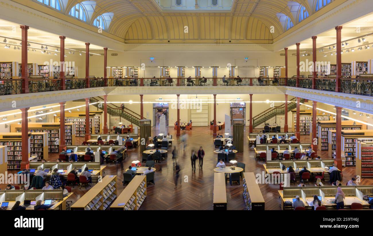 Persone che leggono e studiano all'interno della State Library Victoria, storica biblioteca pubblica di Melbourne, Australia Foto Stock