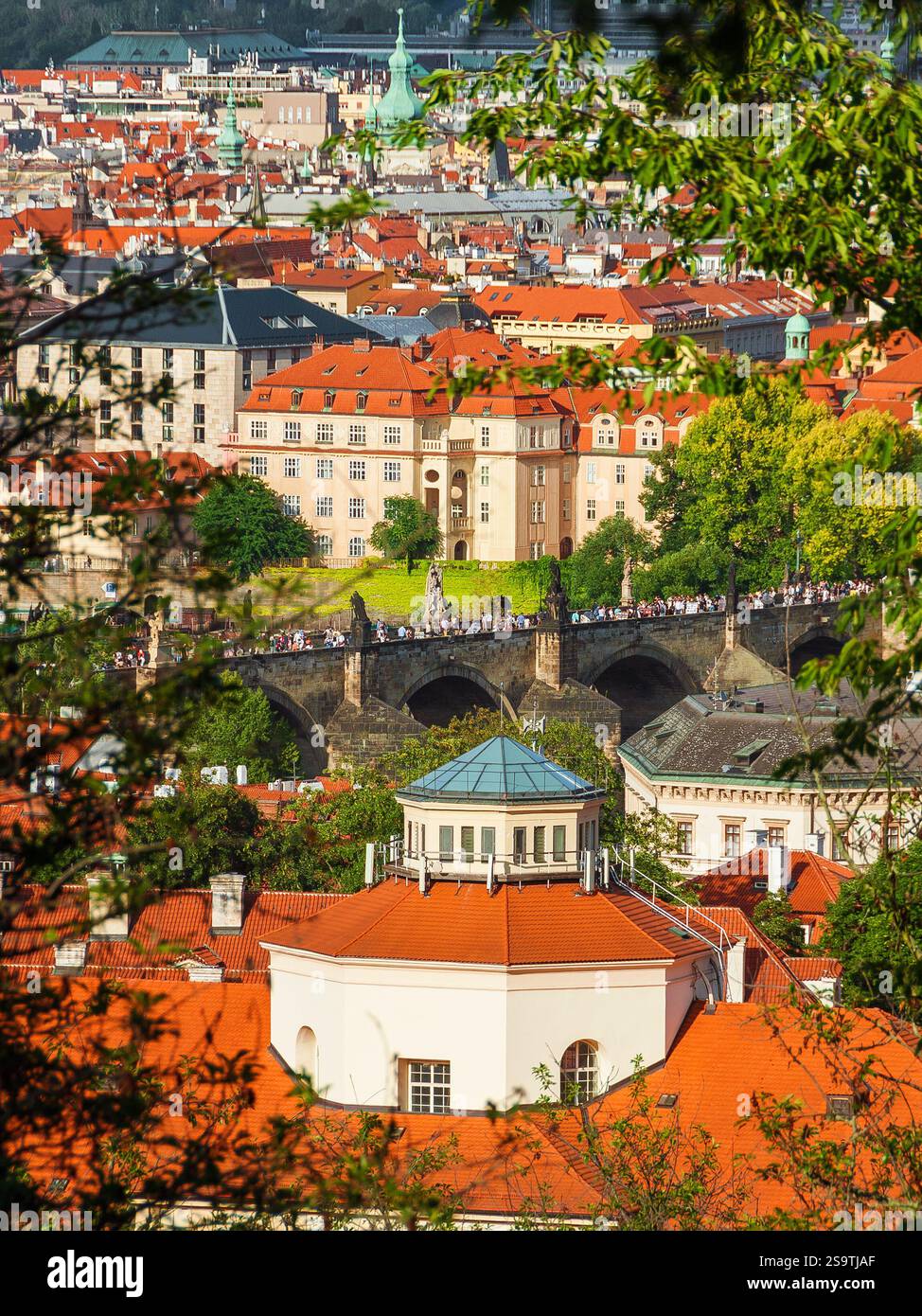 I turisti attraversano a piedi il famoso Ponte Carlo nel centro storico di Praga Foto Stock