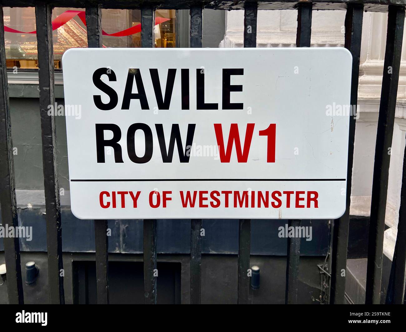 Savile Row W1, cartello stradale nella City of Westminster, Londra. Primo piano di un cartello bianco con lettere nere e rosse. Niente persone, copia spazio. Foto Stock
