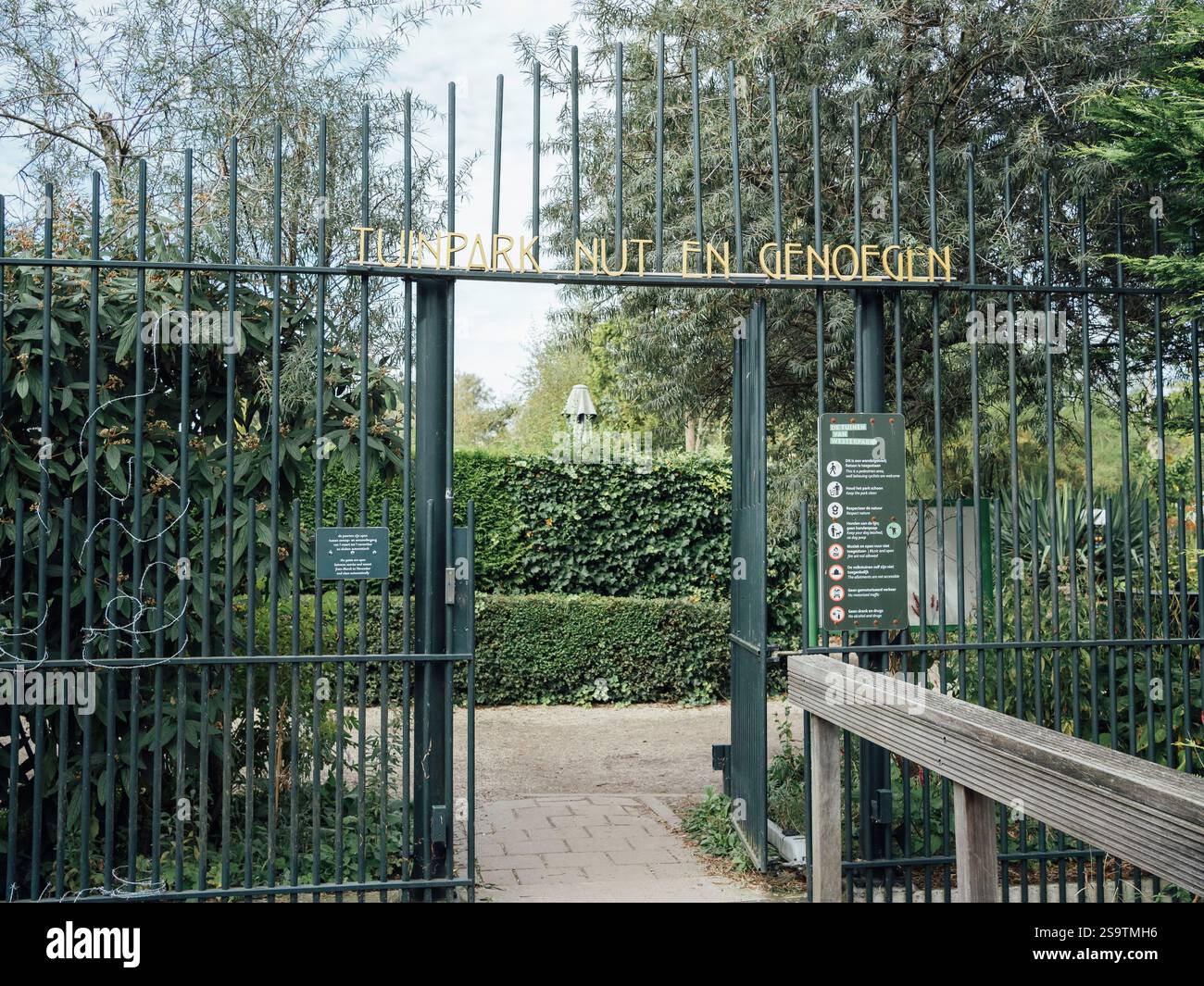 Ingresso con cancello ai giardini Tuinpark Nut e Genoegen di Amsterdam. Foto Stock