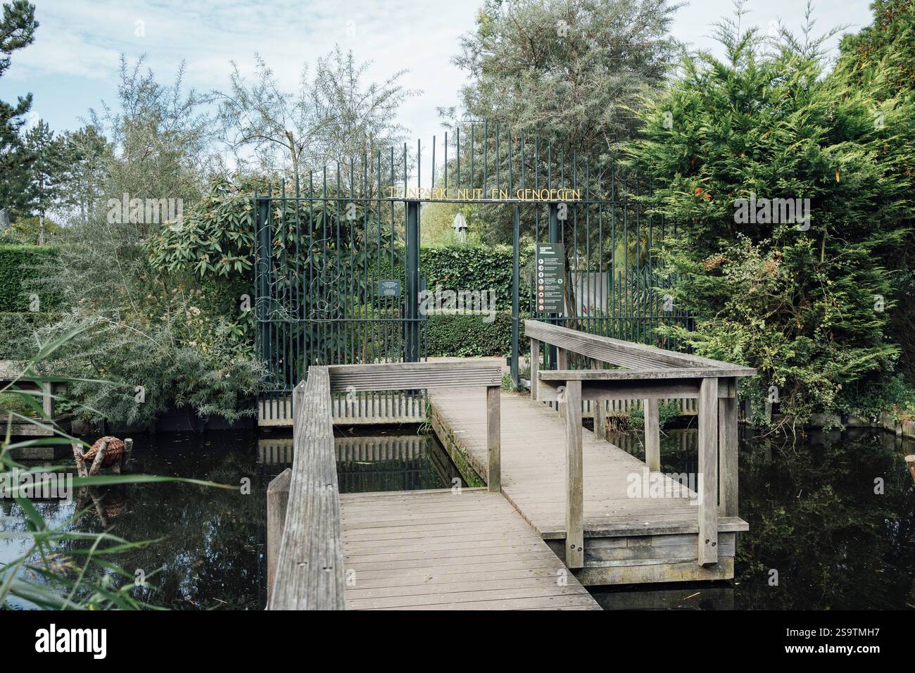 Ingresso con cancello ai giardini Tuinpark Nut e Genoegen di Amsterdam. Foto Stock