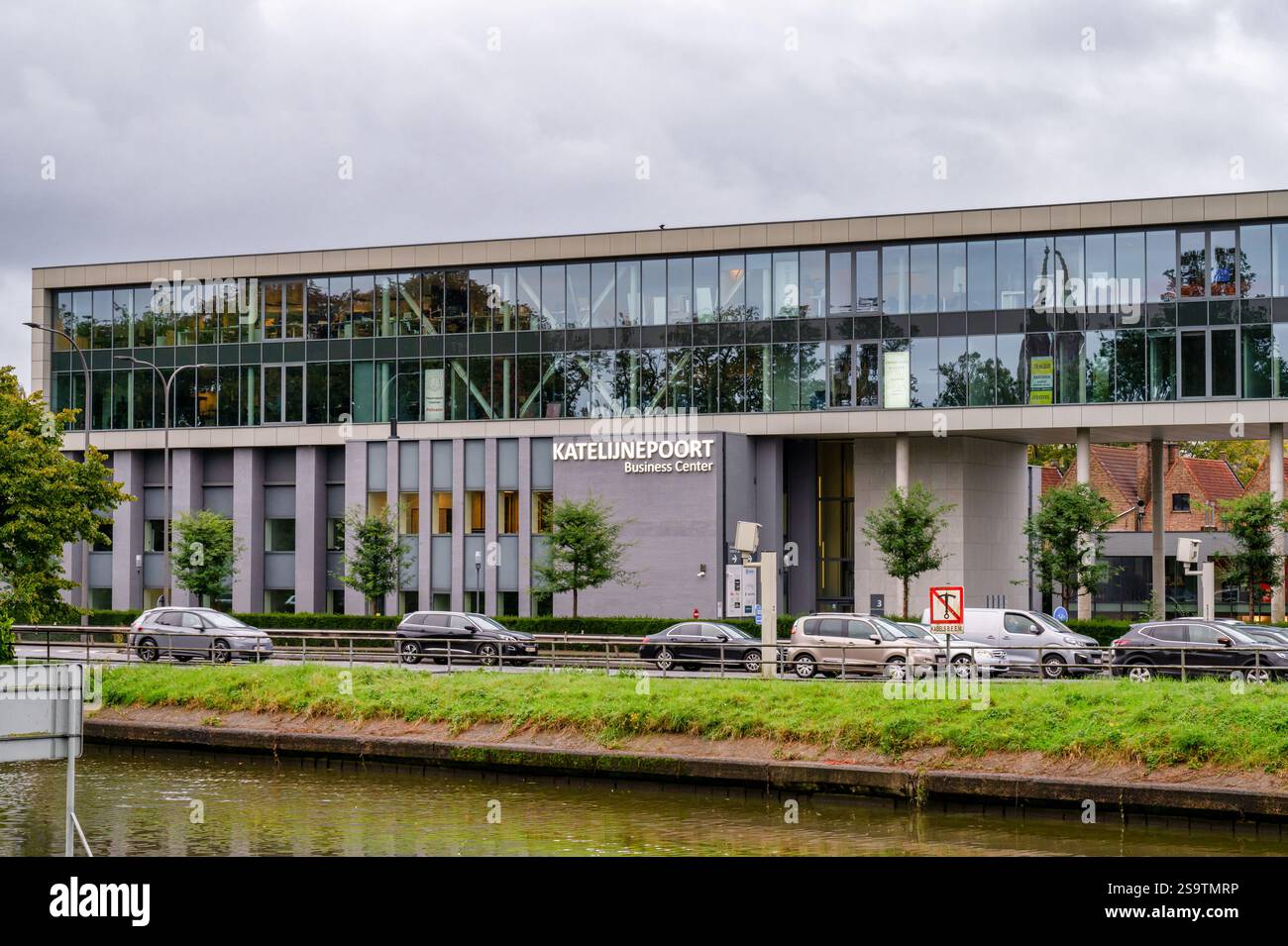Bruges, Belgio - 27 settembre 2024: Di fronte al centro affari Katelijnepoort a Bruges Foto Stock
