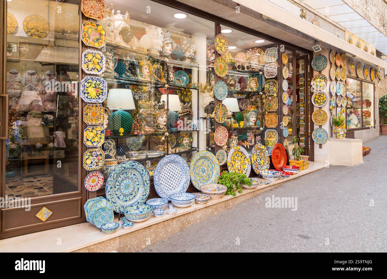 Prodotti di ceramica artigianale siciliana in un tipico negozio di souvenir nel centro storico di Taormina, Messina, Italia Foto Stock