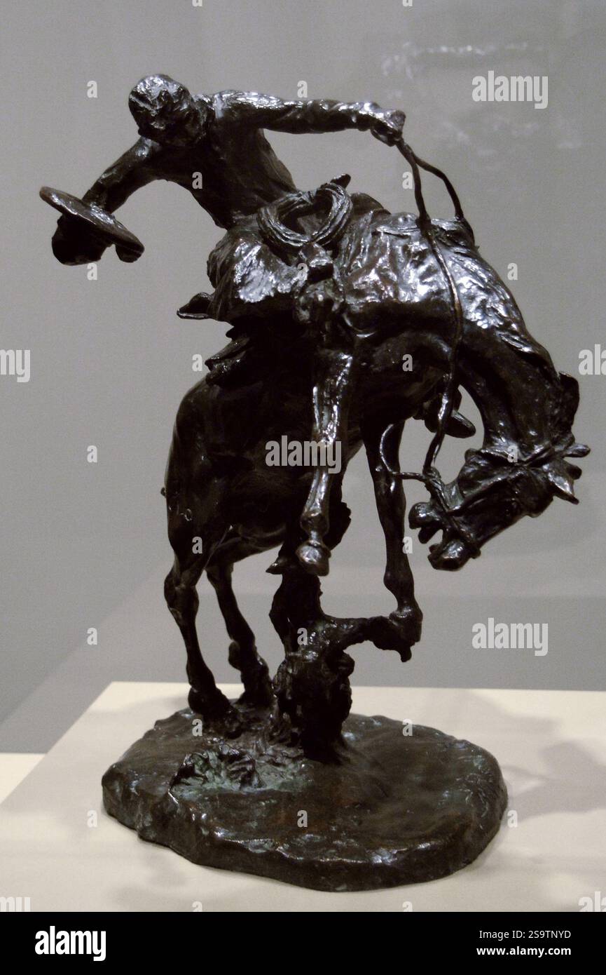 Charles Marion Russell (1864-1926). Artista americano. A Bronc Twister (The Weaver), 1911. Scultura raffigurante un wrangler che domina un bronco selvatico. Bronzo. Museo d'arte di Denver. Denver, Colorado, Stati Uniti. Foto Stock