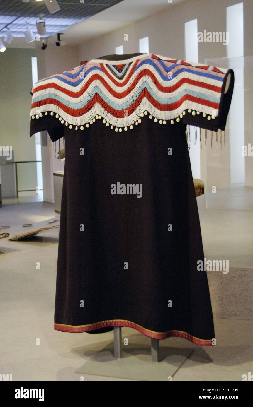 Vestito, 1910. Stile Nez Perce. Museo d'arte di Denver. Denver, Colorado, Stati Uniti. Foto Stock