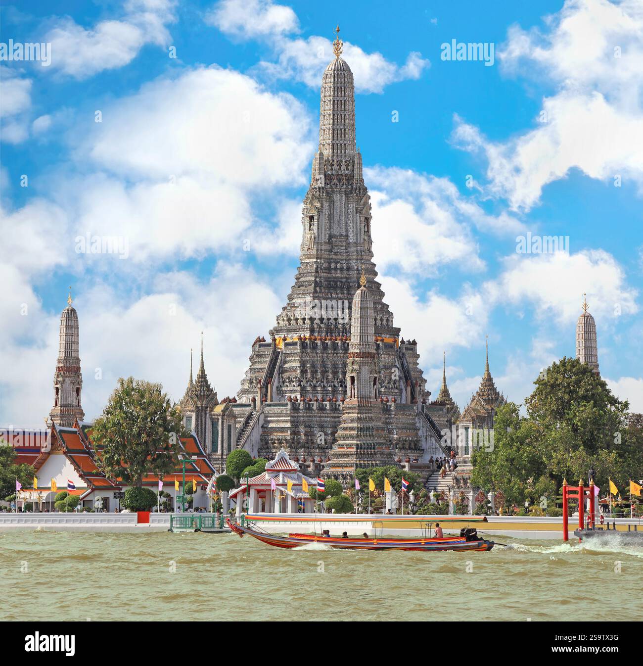 Vista del Tempio di Wat Arun dal fiume con una tradizionale barca tailandese in primo piano a Bangkok, Thailandia Foto Stock