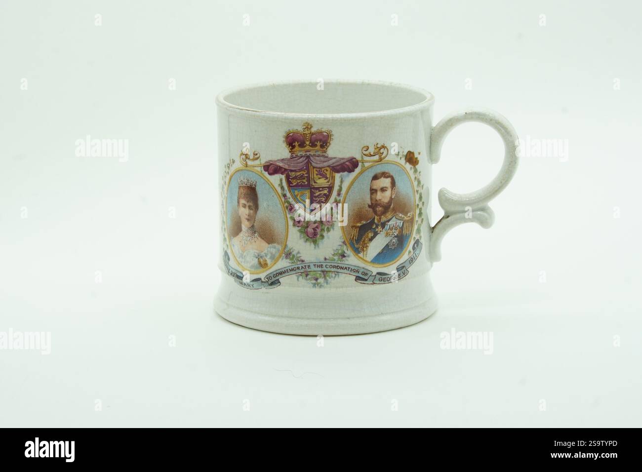 Tazza commemorativa per l'incoronazione di re Giorgio V, 1911 Foto Stock Tazza commemorativa per l'incoronazione di re Giorgio V, 1911 Foto Stock
