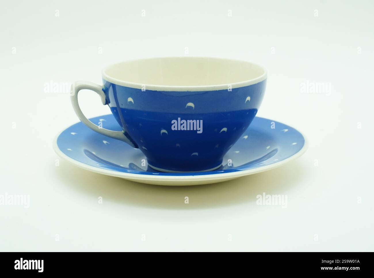 Design Susie Cooper, tazza e piattino, blu intenso, con decorazioni a mezzaluna Foto Stock Design Susie Cooper, tazza e piattino, blu intenso, con decorazioni a mezzaluna Foto Stock