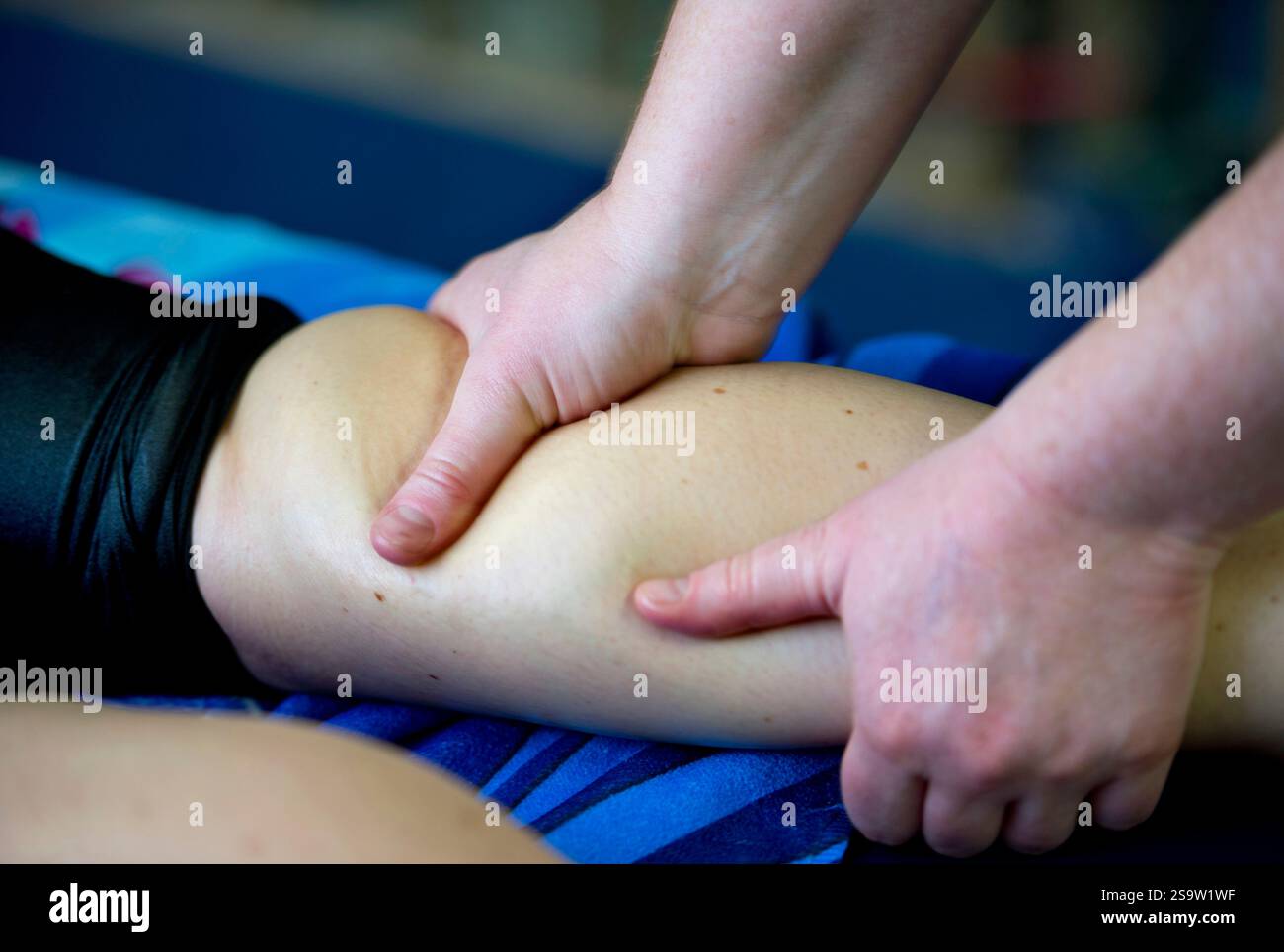 Una ginnasta ha un massaggio di riscaldamento. Foto Stock