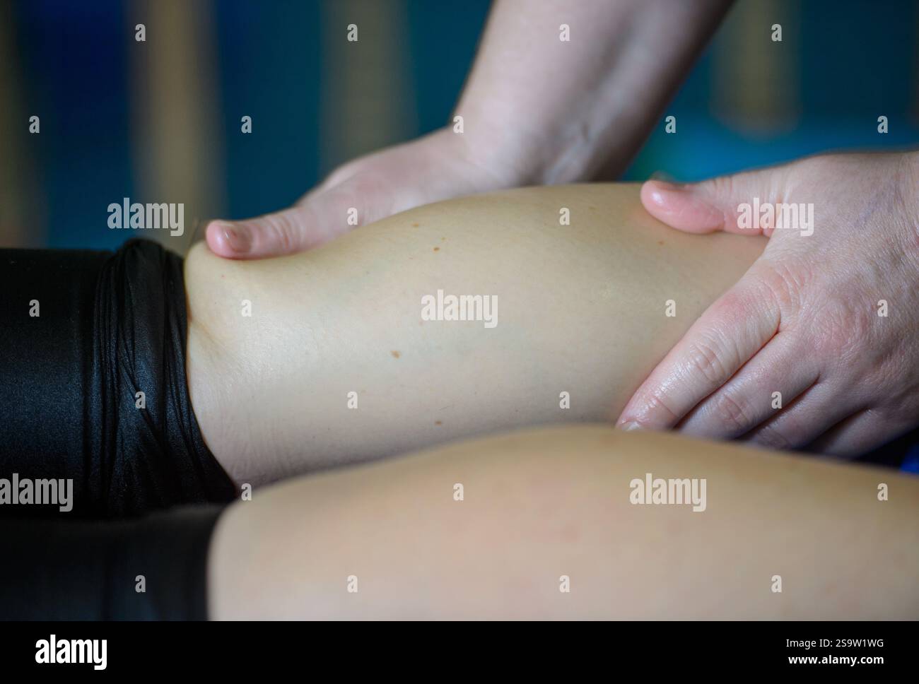 Una ginnasta ha un massaggio di riscaldamento. Foto Stock