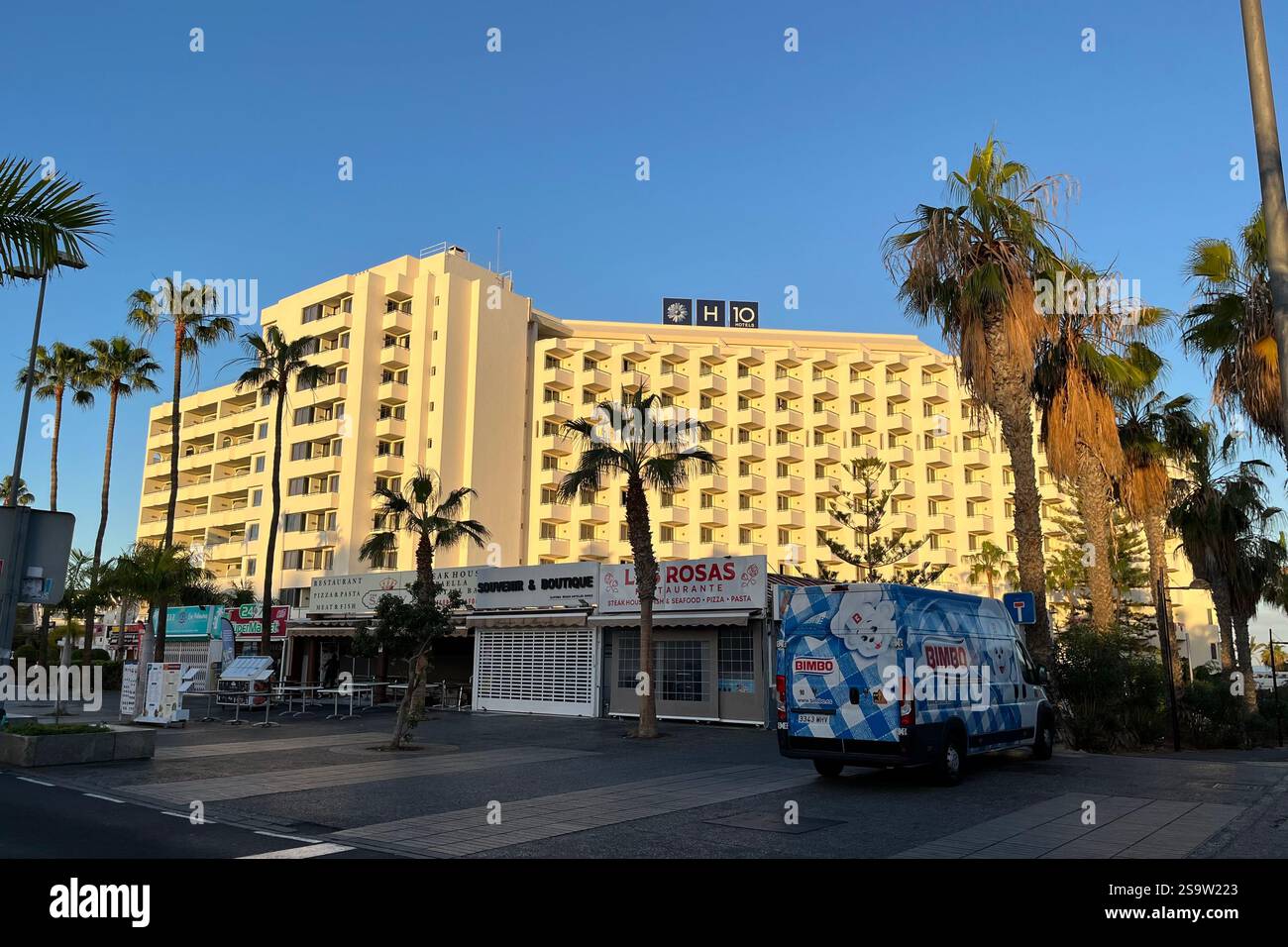 H10 Las Palmeras Hotel a Playa de las Américas. Arona. Tenerife, Isole Canarie, Spagna. 15 gennaio 2025. Foto Stock