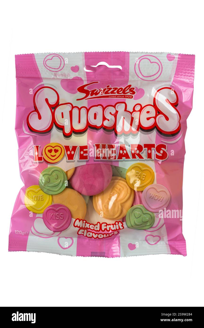 Sacchetto di Swizzels Matlow Love Hearts Squashies sapori di frutta mista dolci caramelle isolate su sfondo rosa Foto Stock
