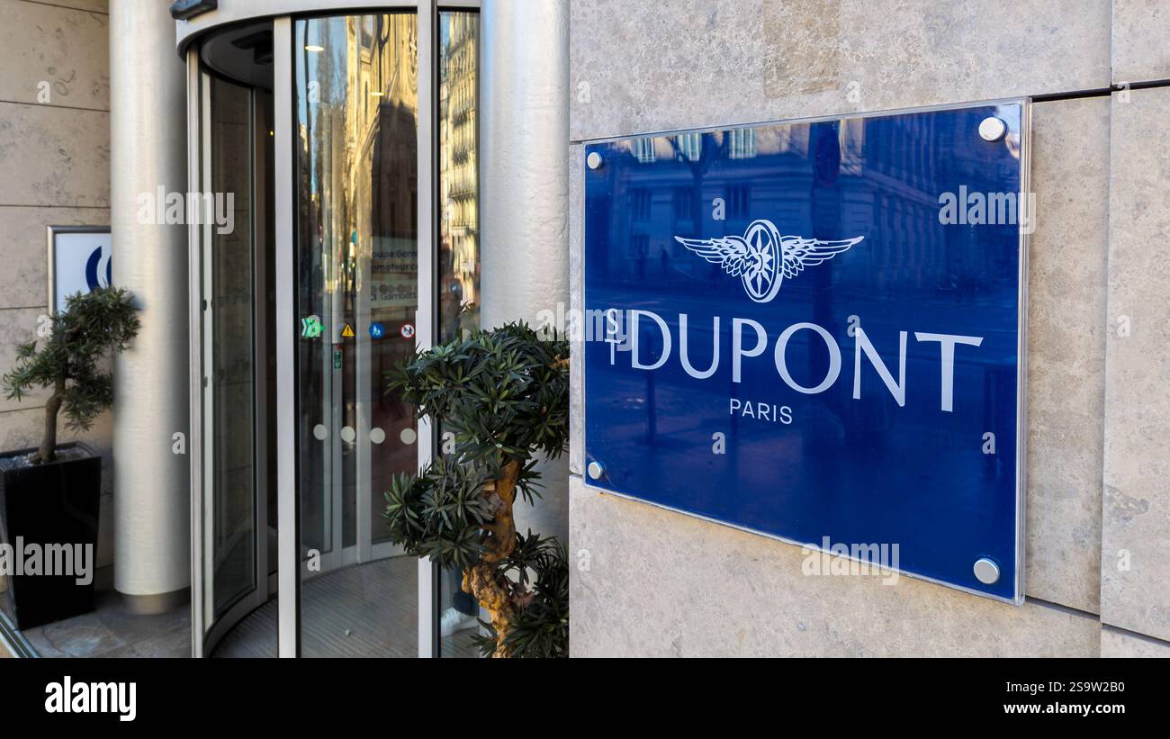 Cartello all'ingresso della sede centrale di S.T. Dupont a Parigi, Francia. S.T. Dupont è un'azienda francese specializzata in accessori di lusso Foto Stock