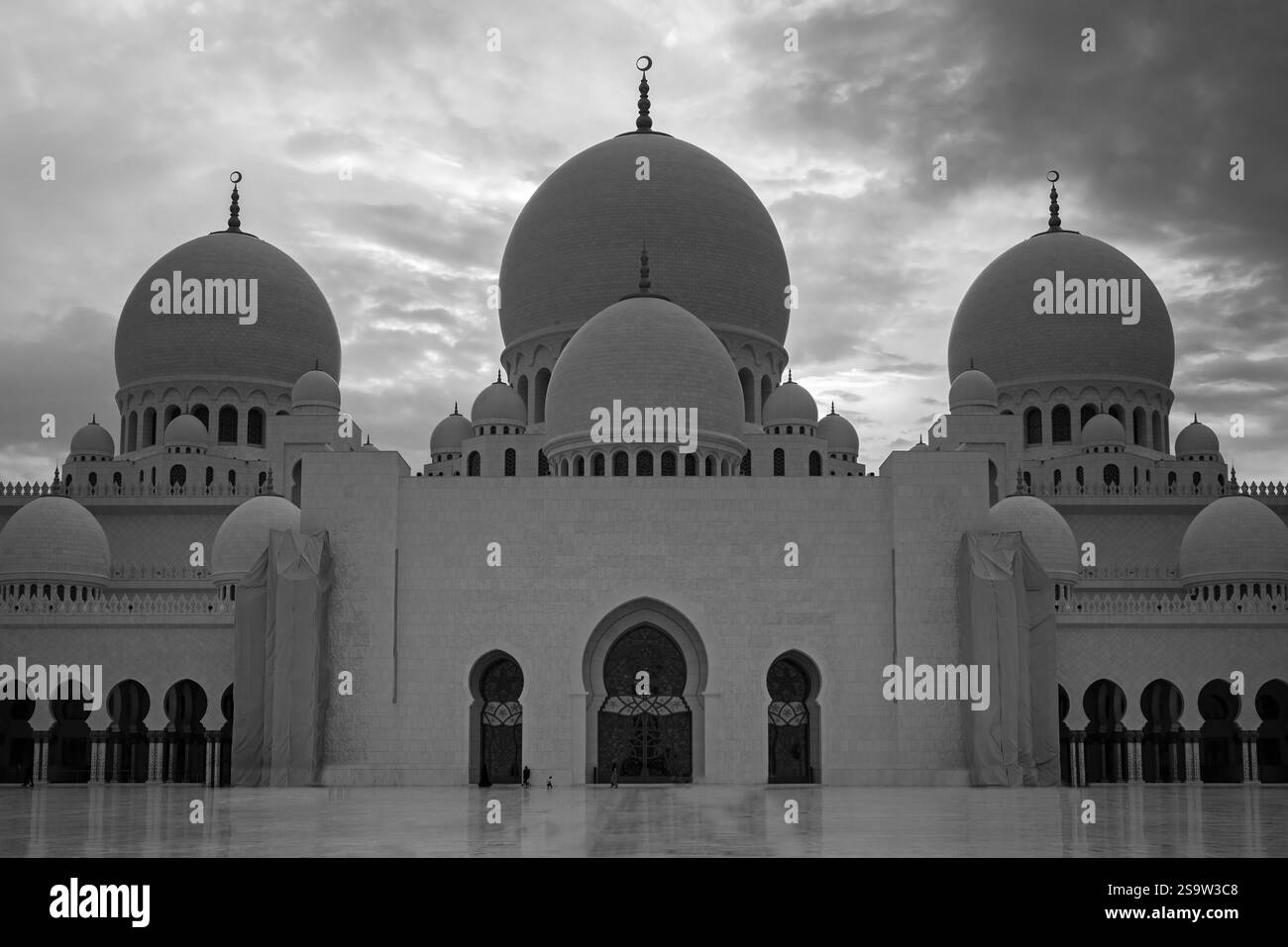 Grande Moschea da lontano. Emirati Arabi Uniti, Dubai, l'incredibile grande moschea di Abu Dhabi. Foto Stock