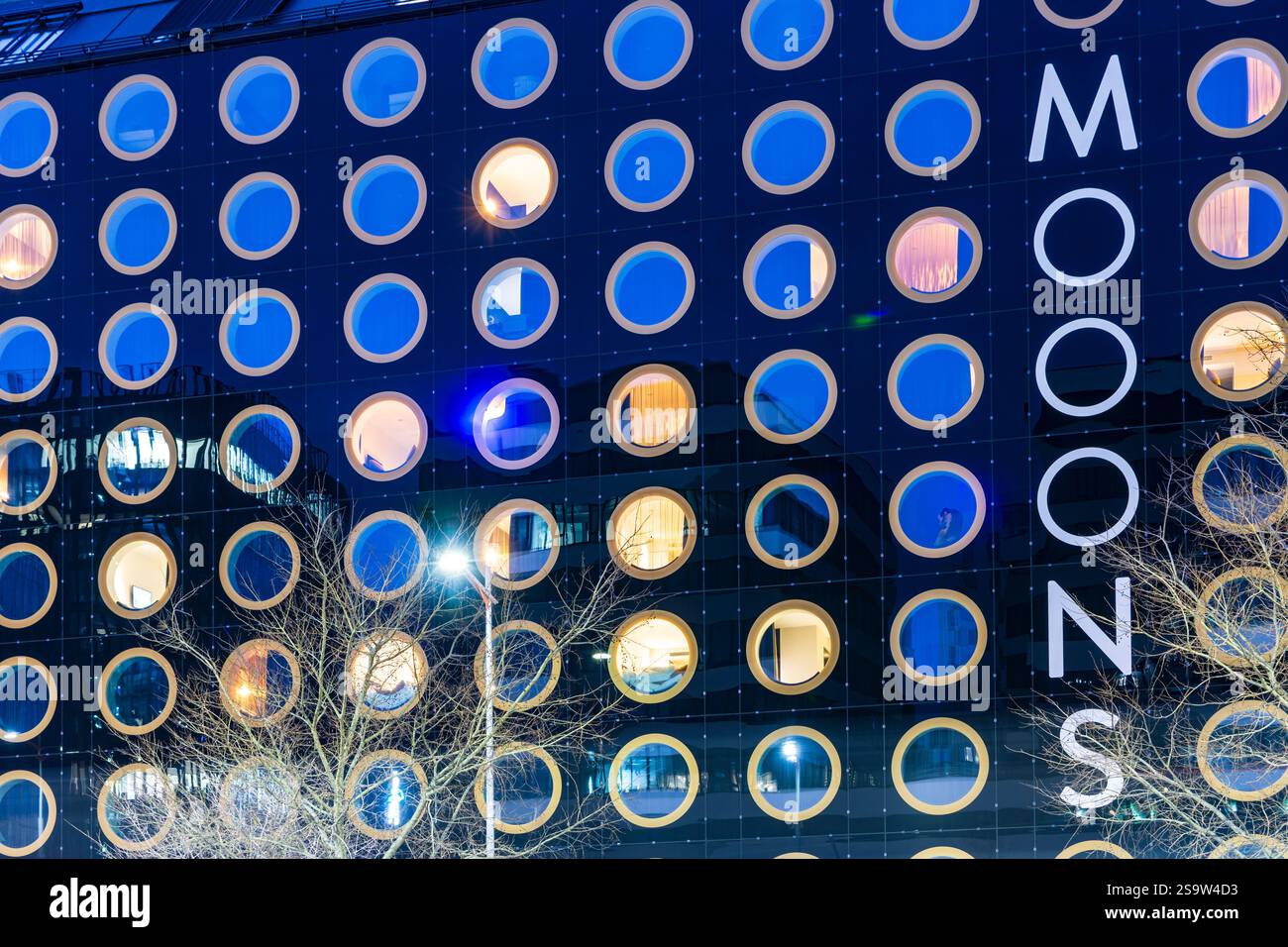 Vienna: Hotel Moons, finestre circolari nel 04. Wieden, Wien, Austria Foto Stock