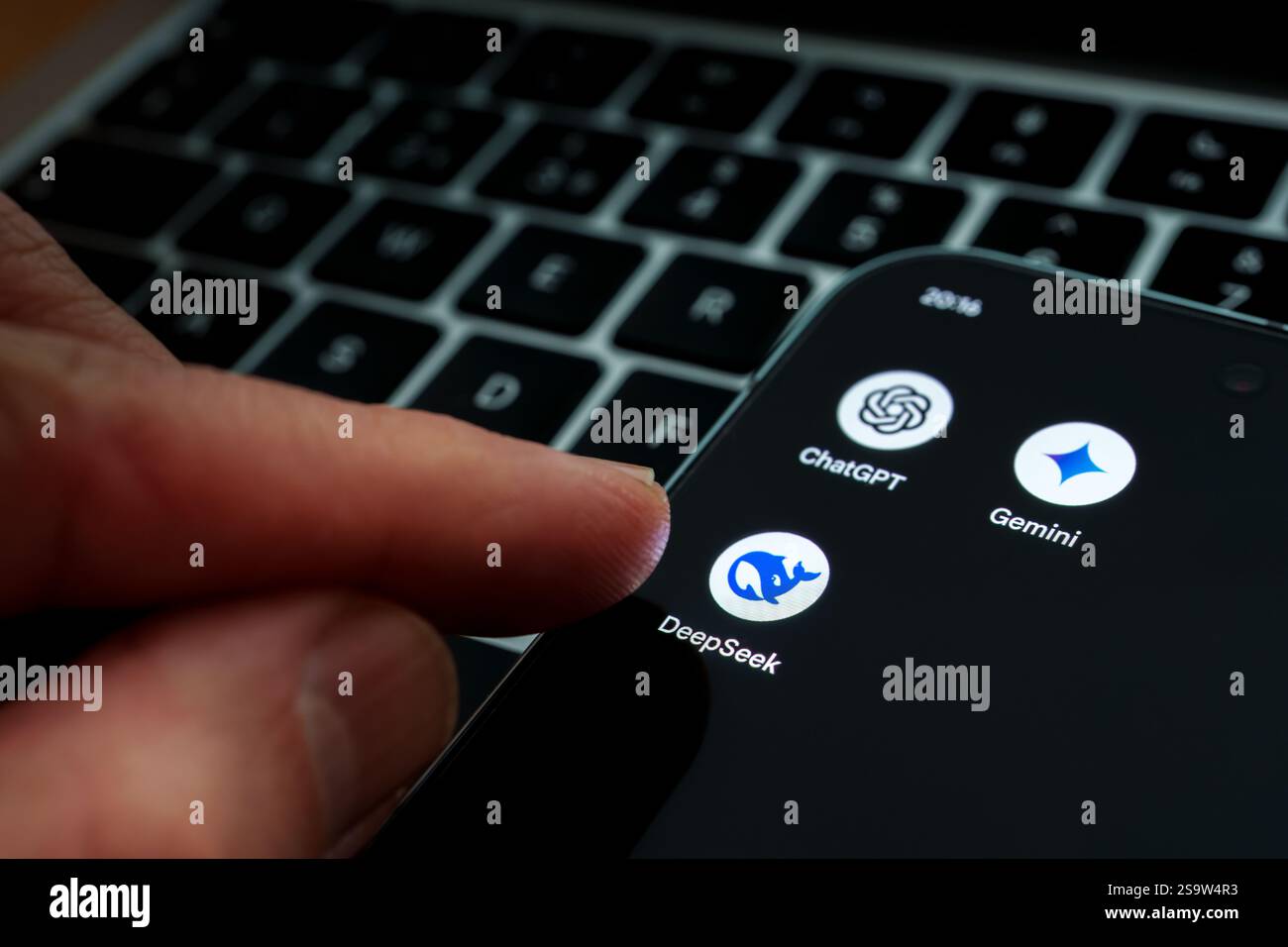 DeepSeek ai, Gemini. Le app ChatGPT ai visualizzate sullo smartphone e sul dito stanno per lanciarle. Stafford, Regno Unito, 26 gennaio 2025 Foto Stock