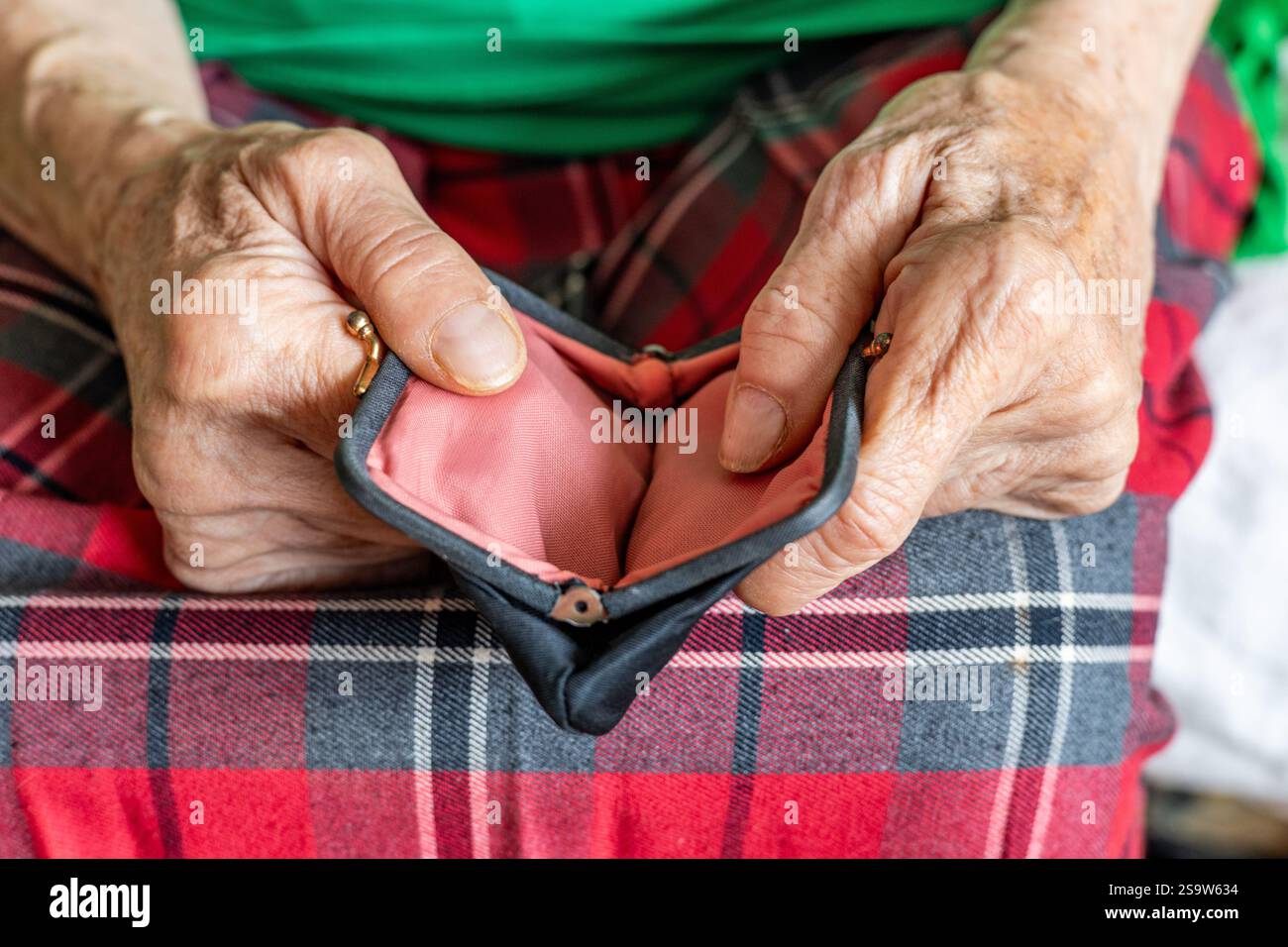 La vecchia signora mostra un portafoglio vuoto. Concetto finanziario. Situazione economica degli anziani Foto Stock