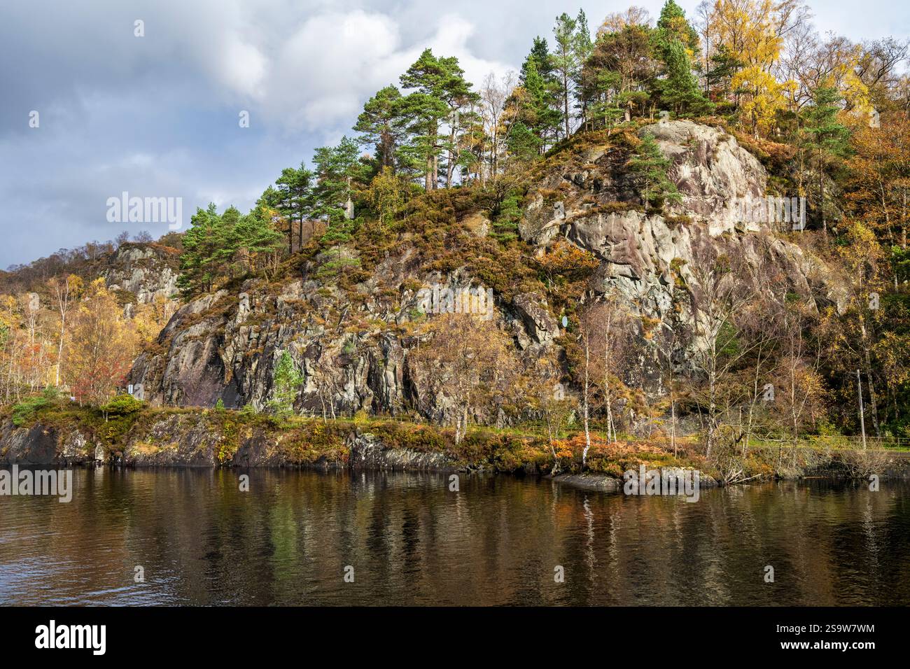 Colori autunnali sul lago Katrine nel Trossachs, Scozia, Regno Unito Foto Stock