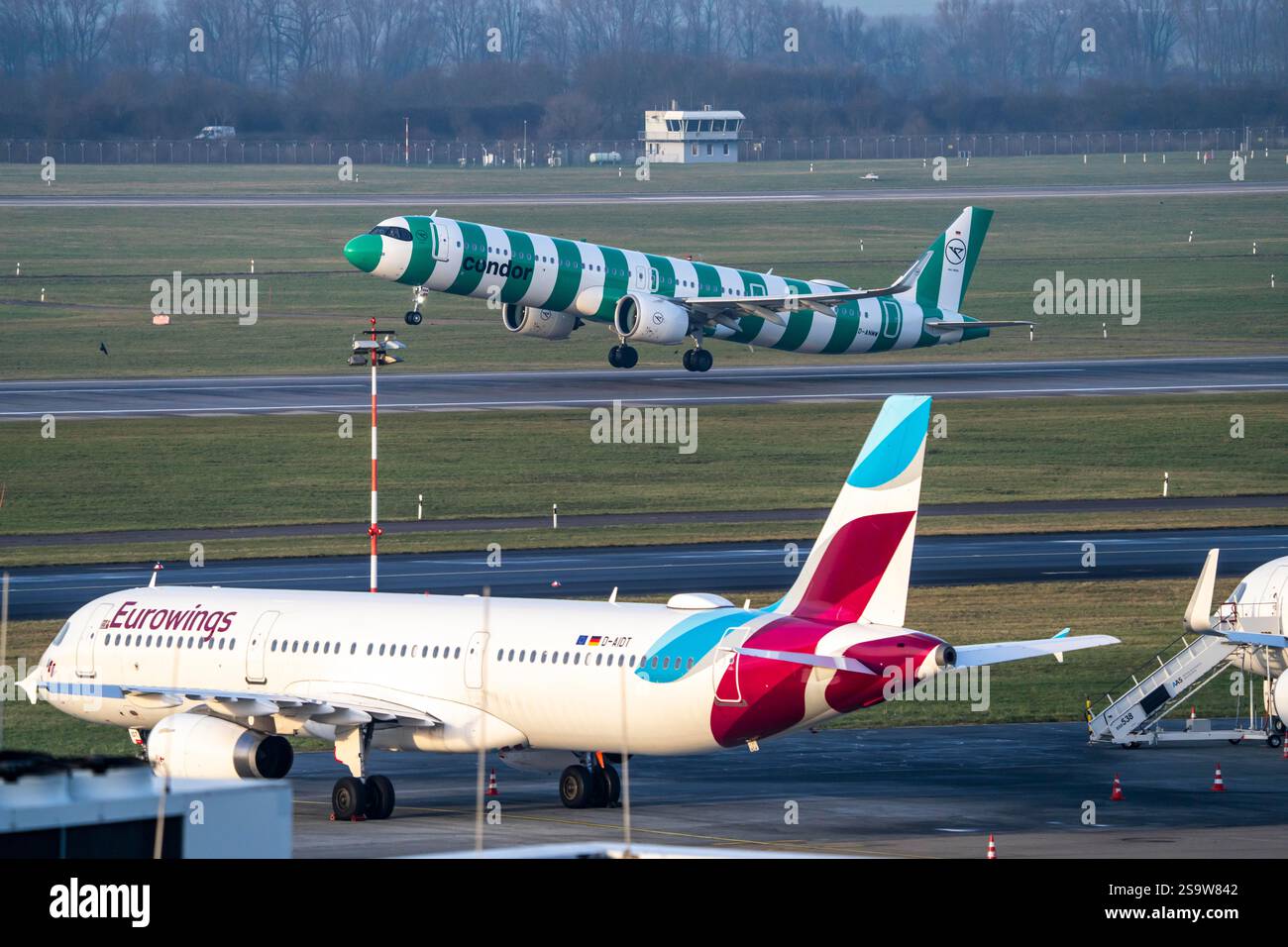 Aeroporto di Düsseldorf, decollo di aerei Condor, Eurowings Airbus sul piazzale, Renania settentrionale-Vestfalia, Germania Foto Stock