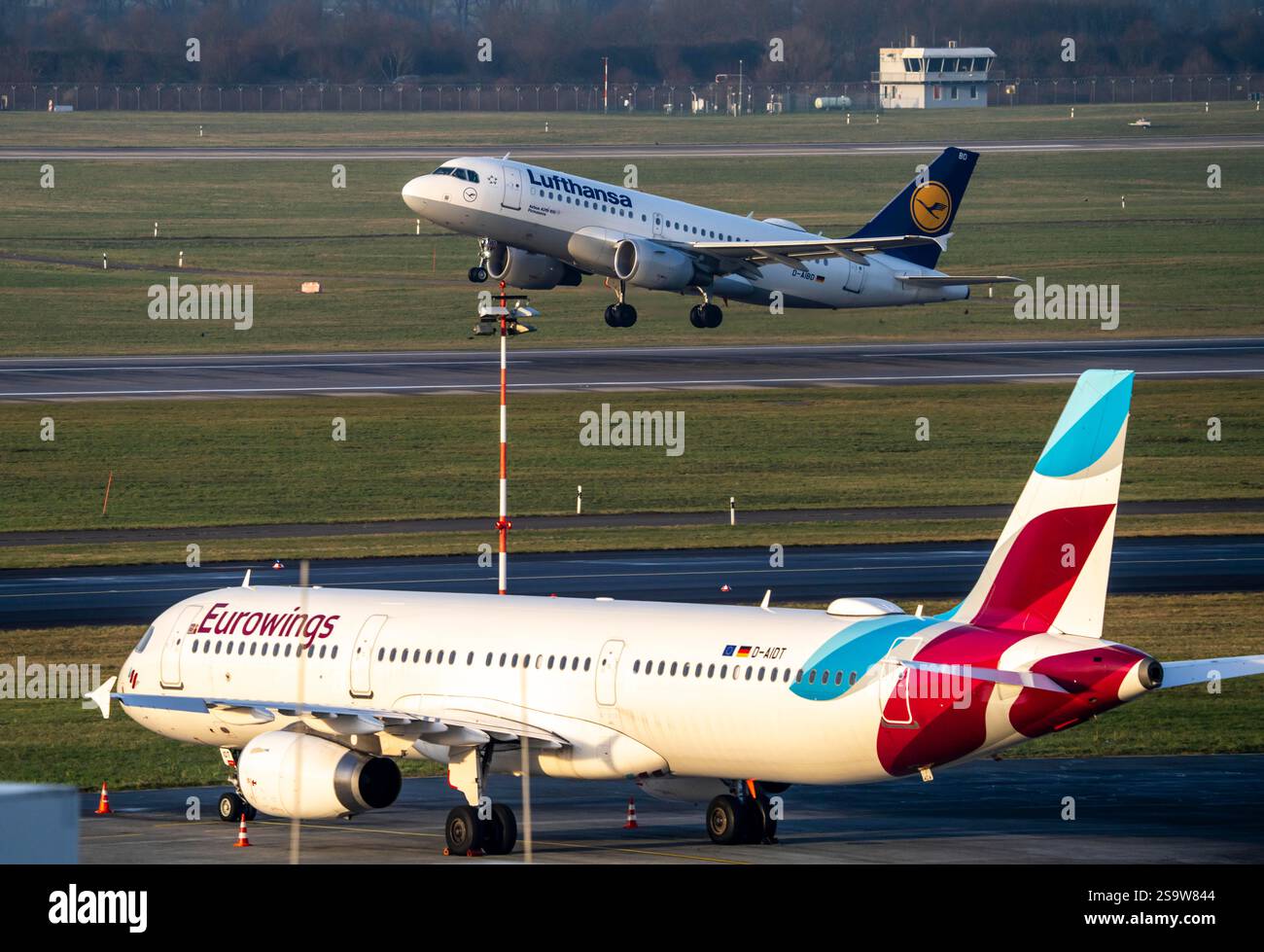 Aeroporto di Düsseldorf, decollo degli aeromobili Lufthansa, Eurowings Airbus sul piazzale, Renania settentrionale-Vestfalia, Germania Foto Stock