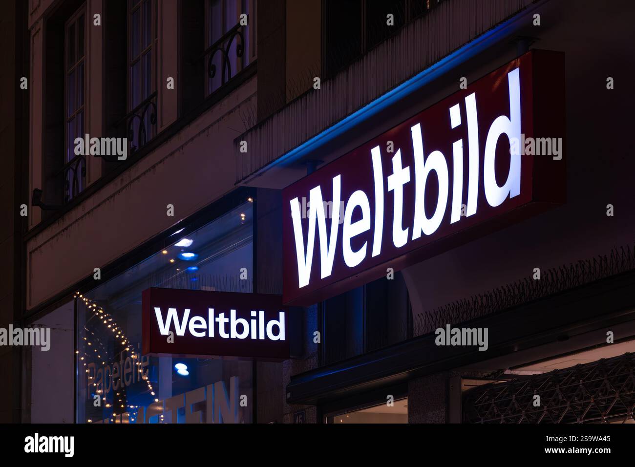 Basilea, Svizzera - 23 dicembre 2024: Weltbild è una società tedesca di media e vendita al dettaglio nota principalmente per le sue vendite di libri e media. Foto Stock