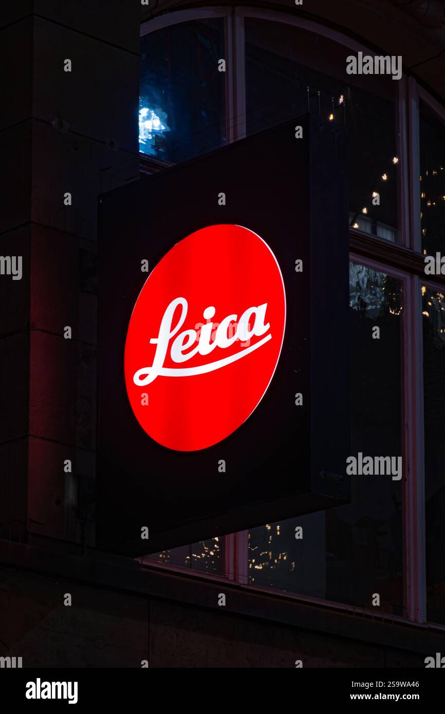 Basilea, Svizzera - 23 dicembre 2024: Leica è una rinomata azienda tedesca famosa per le sue fotocamere, ottiche e apparecchiature di imaging di alta qualità. Foto Stock