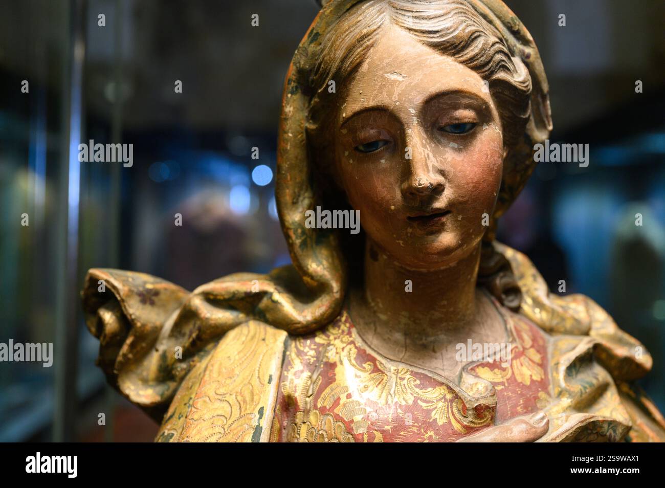 La Vergine Maria. Legno policromo. Portogallo, XVIII secolo. Il museo della cattedrale di Santa Maria maggiore (sé de Lisboa) a Lisbona, Portogallo. Foto Stock