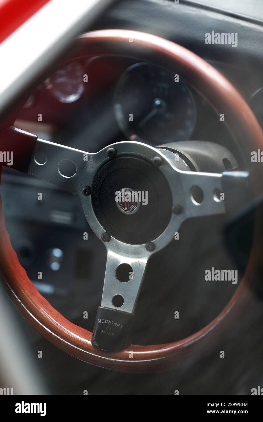 Vista generale di una vecchia MG Roadster d'epoca a Londra, Regno Unito. Foto Stock