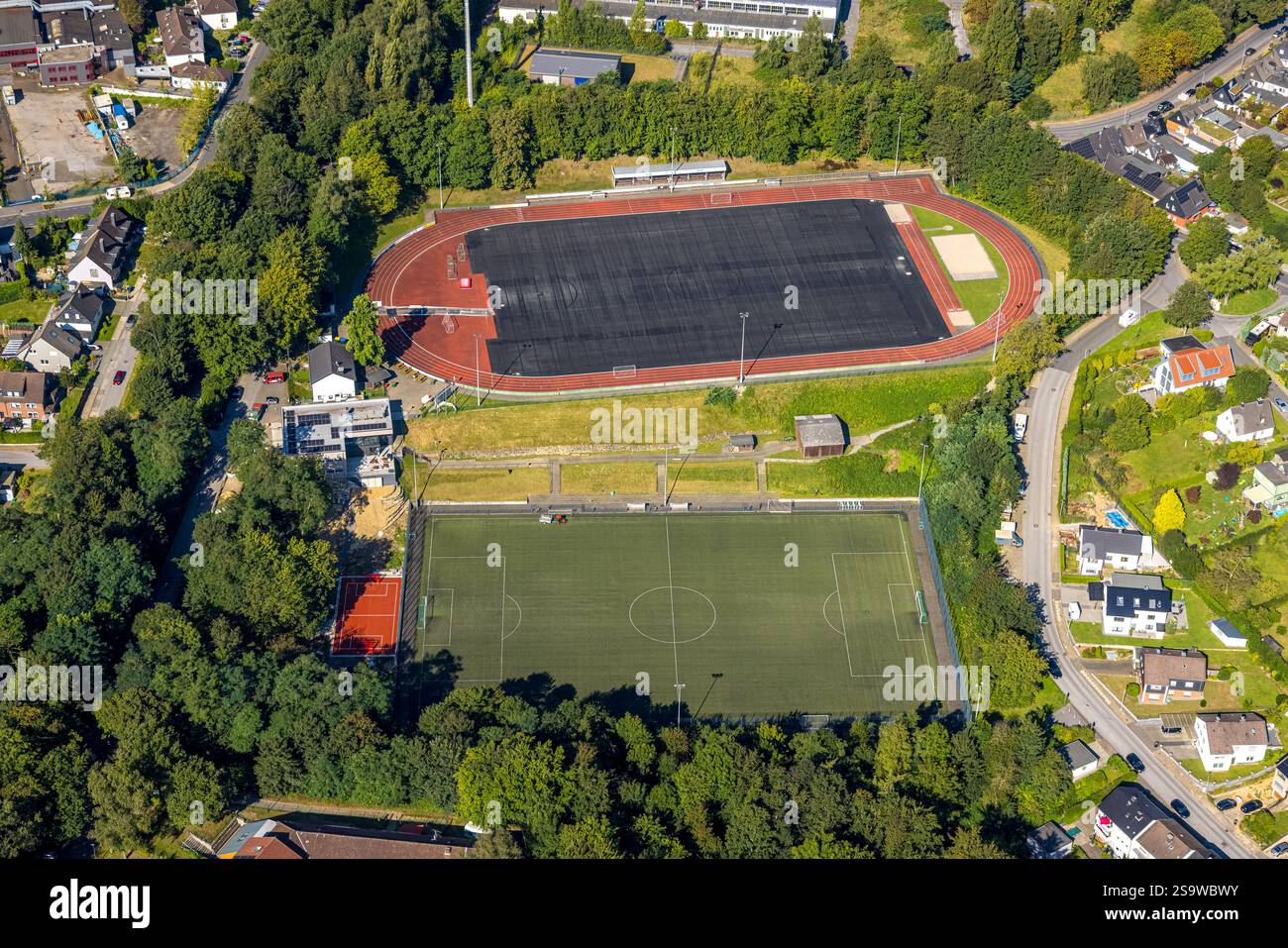 Vista aerea, stadio di calcio e stadio di atletica AM Sportfeld, FC ROT WEISS Heiligenhaus e.V., Isenbügel, Heiligenhaus, zona della Ruhr, Renania settentrionale-Westph Foto Stock
