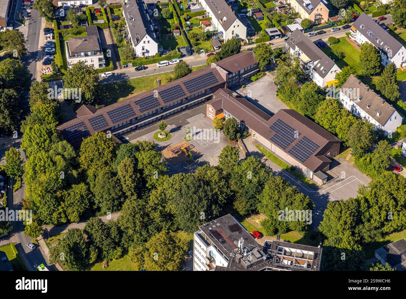 Vista aerea, scuola elementare Erik Nölting con tetto solare e cortile scolastico, Welper, Hattingen, zona della Ruhr, Renania settentrionale-Vestfalia, Germania Foto Stock
