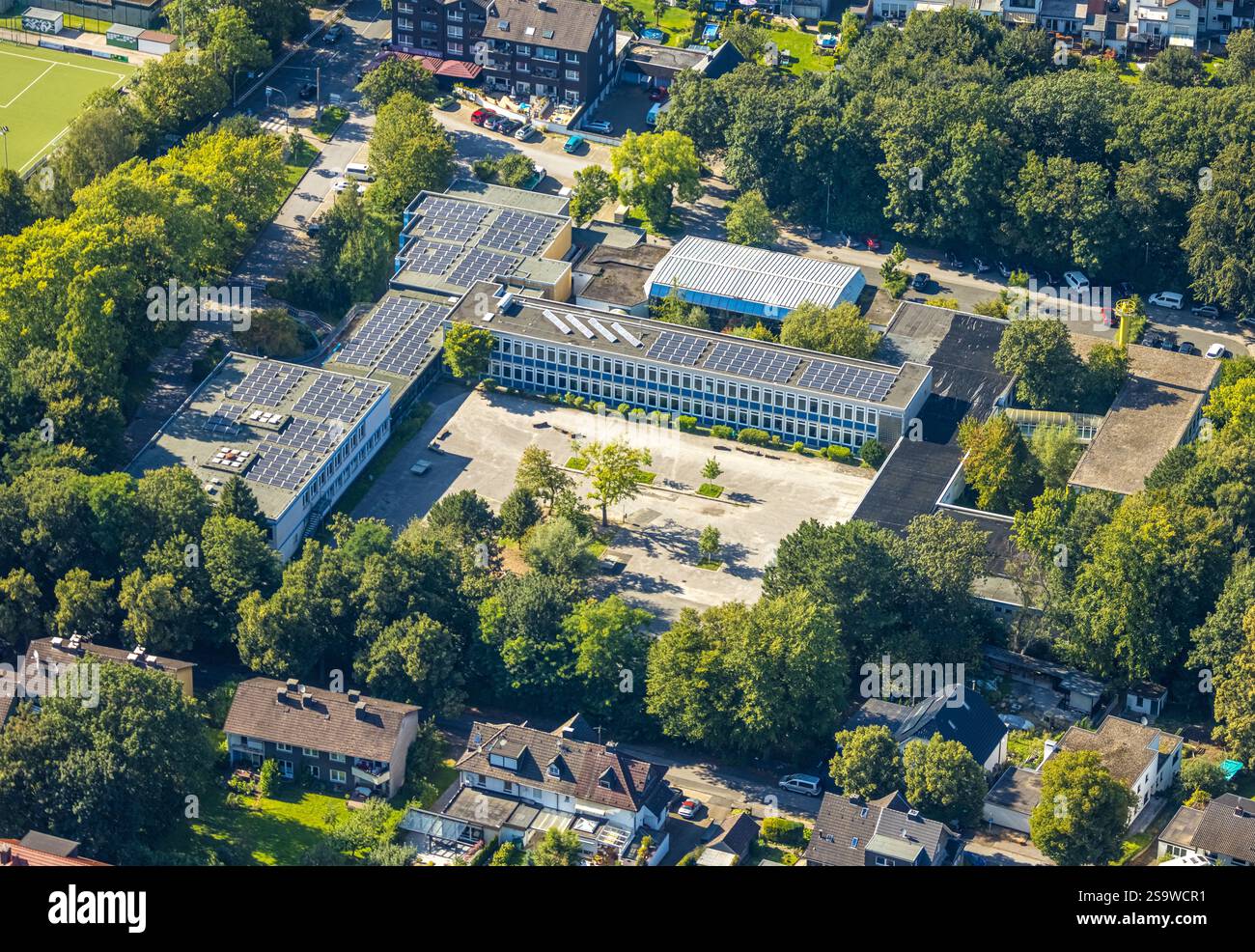 Vista aerea, Hattingen Comprehensive School con tetto solare, Blankenstein, Hattingen, regione della Ruhr, Renania settentrionale-Vestfalia, Germania Foto Stock