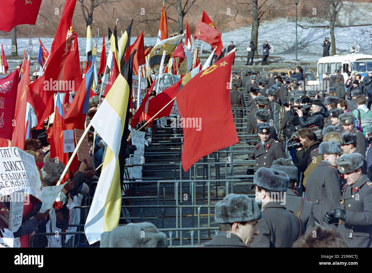 I sostenitori comunisti si radunano a Spassky Gate vicino al Cremlino, mentre i sostenitori del Congresso dei deputati del popolo appoggiato dal comunismo raggiunsero una resa dei conti con il presidente russo Boris Eltsin, il 24 marzo 1993 a Mosca, in Russia. Foto Stock