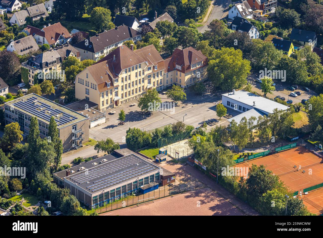 Vista aerea, scuola secondaria di Waldstraße con tetto solare e cortile scolastico, Rosenthal, Hattingen, zona della Ruhr, Renania settentrionale-Vestfalia, Germania Foto Stock