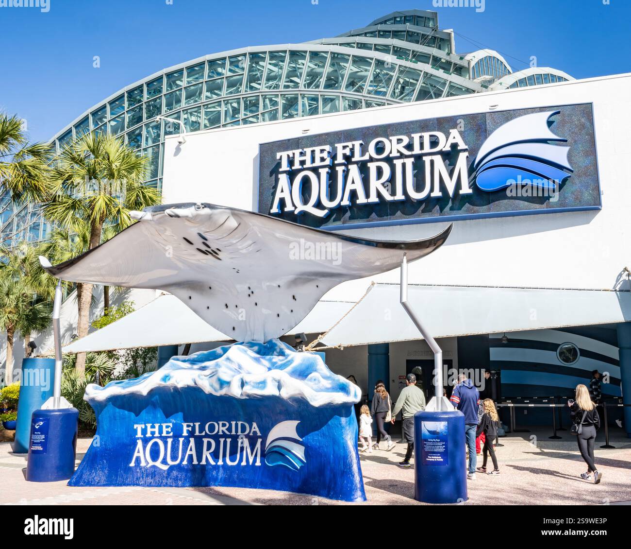 L'esterno dell'acquario della Florida a Tampa Bay, Florida, con la statua della pungiglione Foto Stock