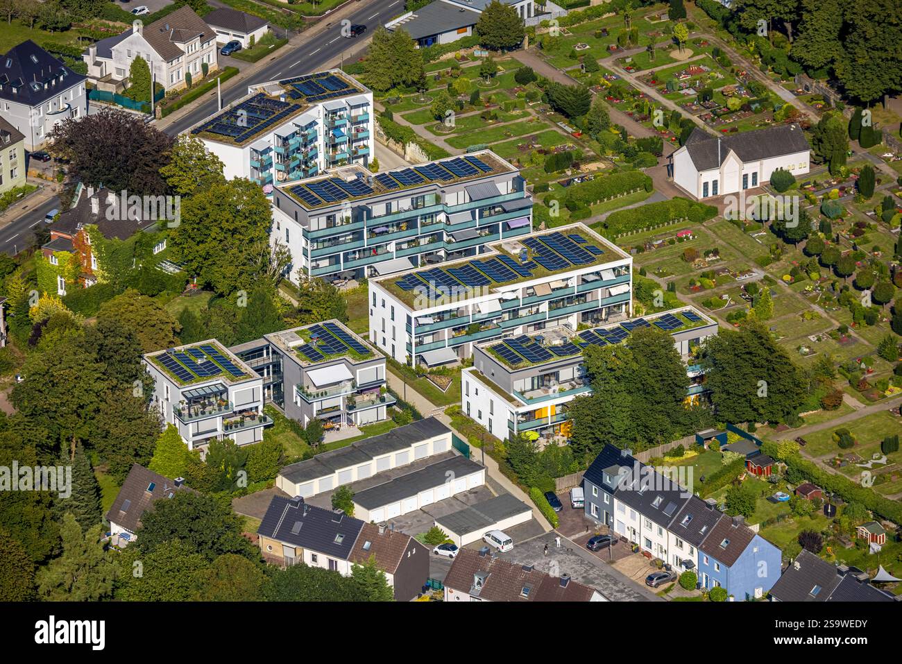 Vista aerea, nuovo edificio in Bredenscheider Strasse, edifici residenziali con tetto solare e balcone, cimitero protestante con cappella, Foto Stock