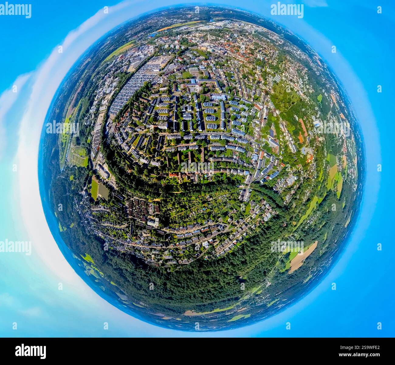 Vista aerea, Hattingen-Süd con la zona residenziale Uhlandstraße case a schiera Schillerstraße, ampio parcheggio per auto, Earth Globe, fisheye ima Foto Stock