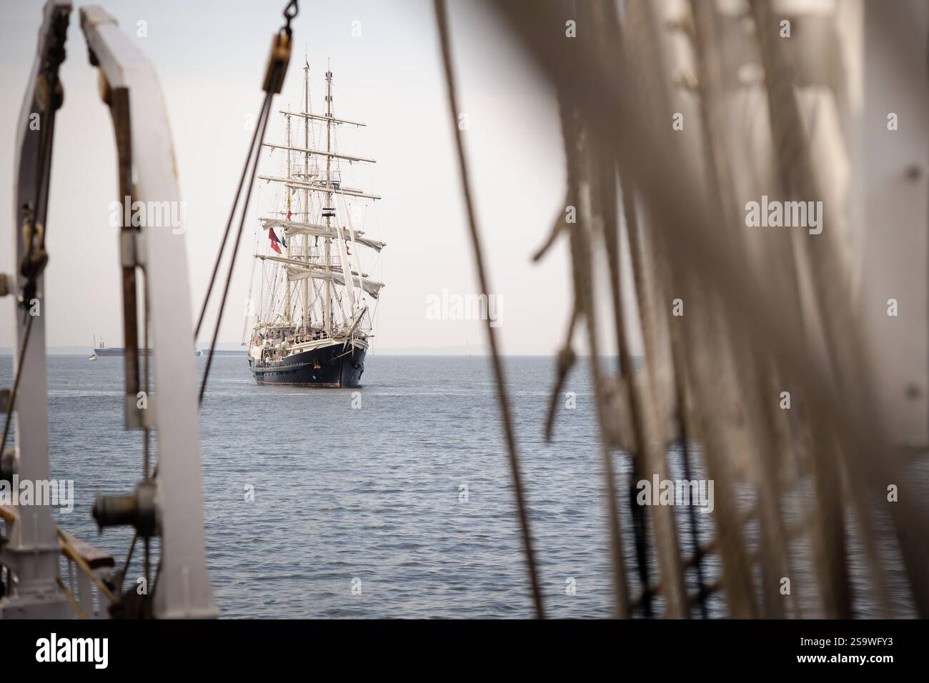 Nave a vela con alberi e sartiame in mare Foto Stock Nave a vela con alberi e sartiame in mare Foto Stock