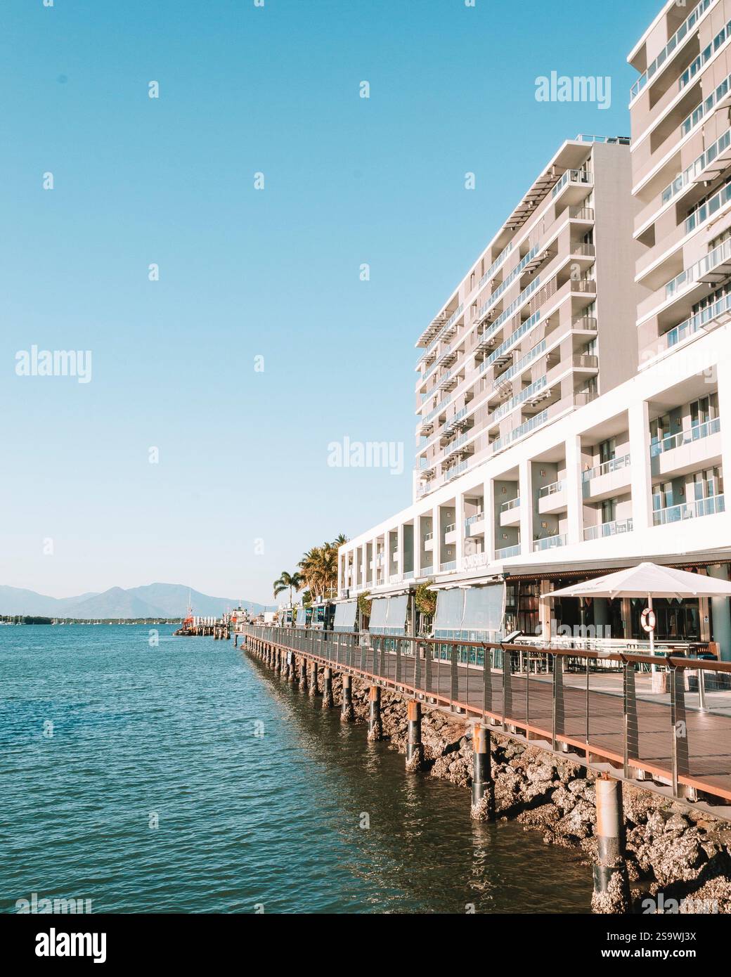 Fotografie dinamiche del porto di Cairns nel Queensland, Australia, catturando la sua vibrante atmosfera sul lungomare e la vivace attività marina. Foto Stock